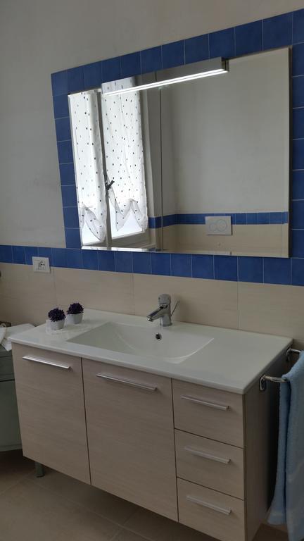 Apartment Iseo Lake Sale Marasino Zimmer foto